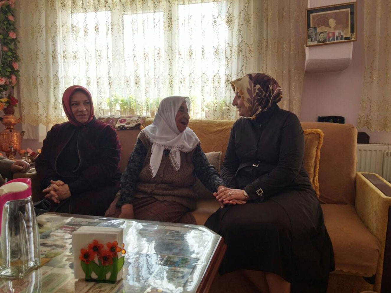 Hasta ve Yaşlıları Evlerinde Ziyaret Ediyor